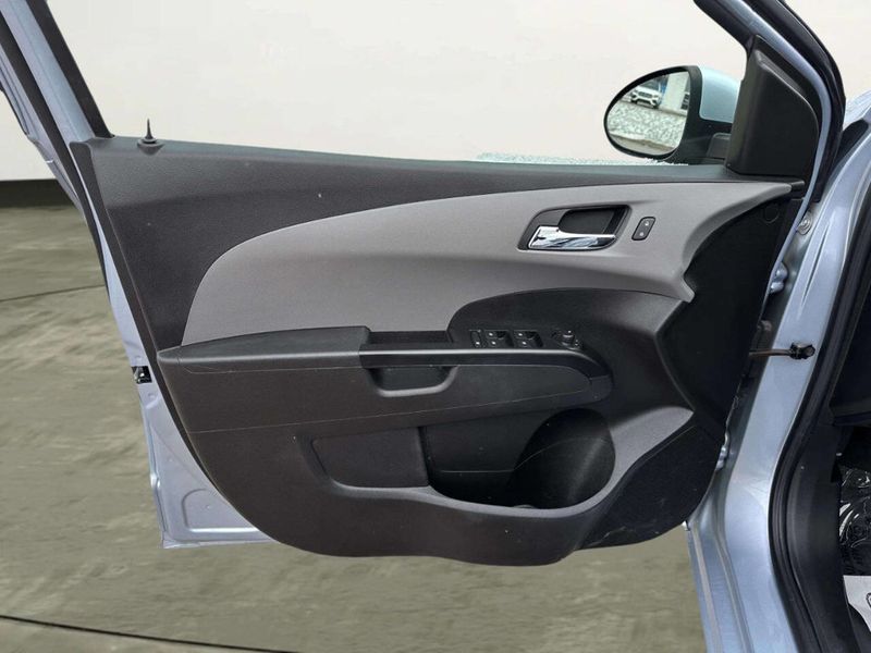 2018 Chevrolet Sonic 4dr Sedan Automatic LT - 22966511 - 9