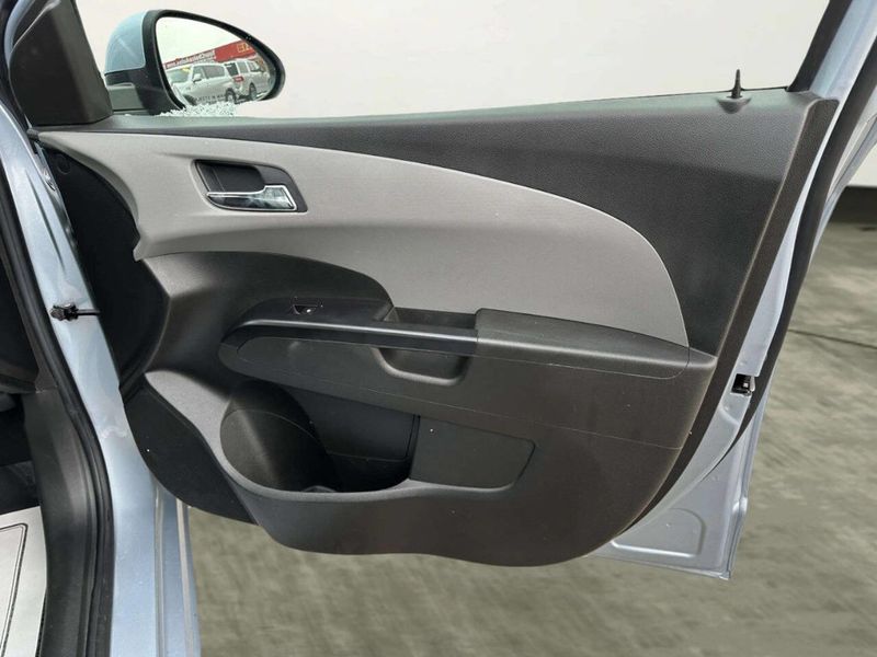 2018 Chevrolet Sonic 4dr Sedan Automatic LT - 22966511 - 19