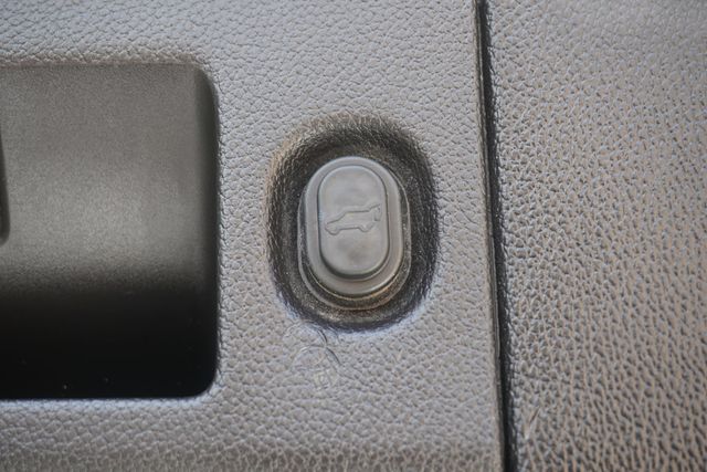 2018 Chevrolet Suburban 4WD 4dr 1500 LT - 23039890 - 29