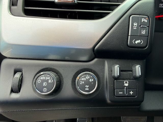 2018 Chevrolet Suburban 4WD 4dr 1500 LT - 22988958 - 15