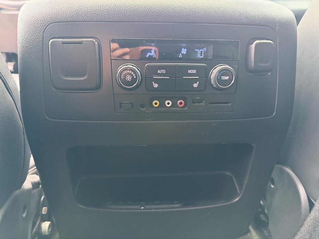 2018 Chevrolet Suburban 4WD 4dr 1500 LT - 22988958 - 17