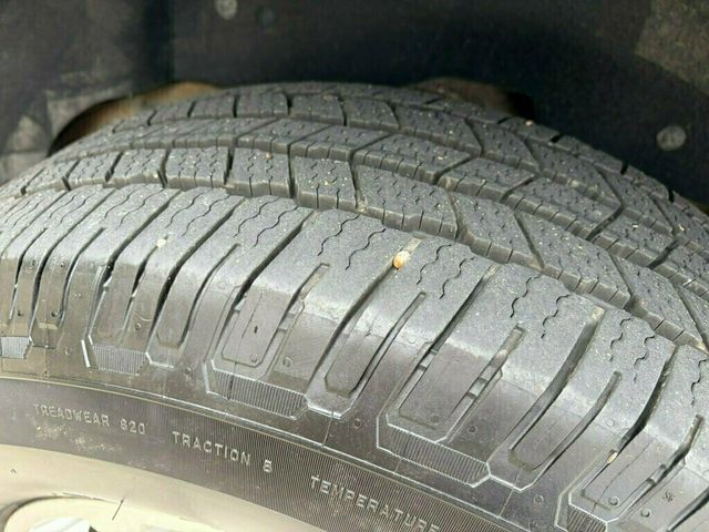 2018 Chevrolet Suburban 4WD 4dr 1500 LT - 23096095 - 38