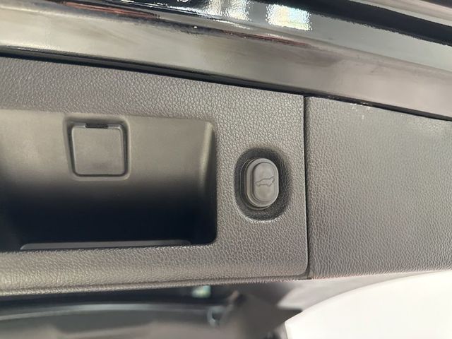 2018 Chevrolet Suburban 4WD 4dr 1500 Premier - 23024167 - 40