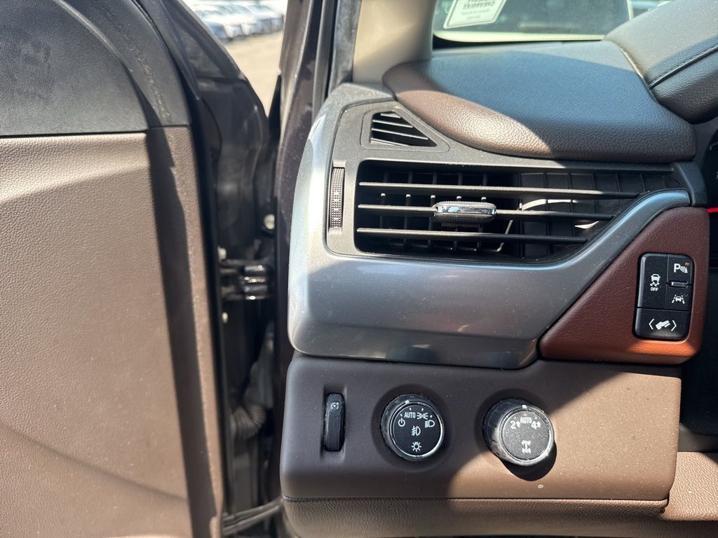 2018 Chevrolet Suburban 4WD 4dr 1500 Premier - 23033879 - 16