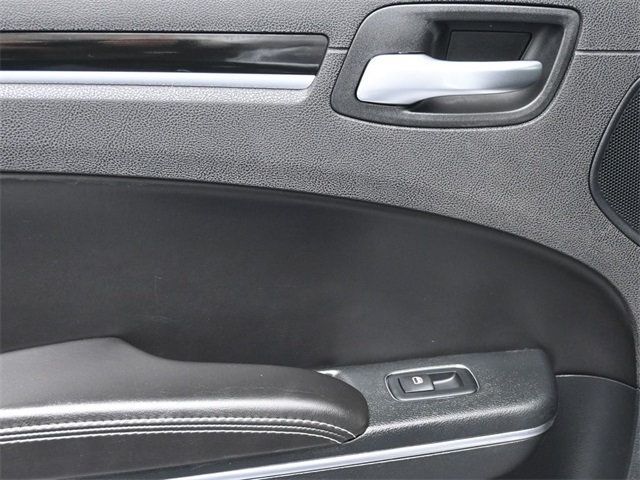 2018 Chrysler 300 300S RWD - 22936925 - 16