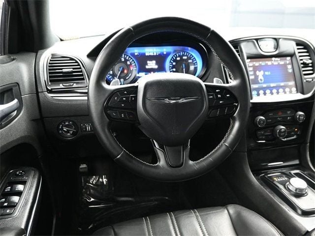 2018 Chrysler 300 300S RWD - 22936925 - 21