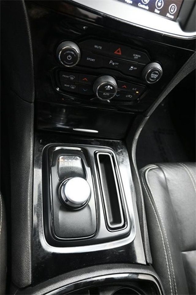 2018 Chrysler 300 300S RWD - 22936925 - 25