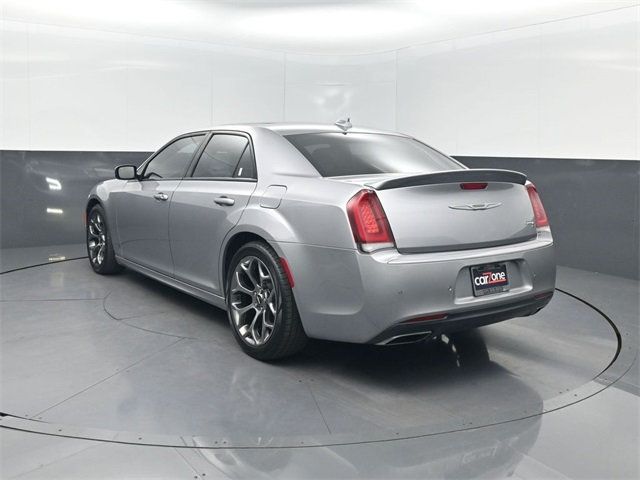 2018 Chrysler 300 photo 3