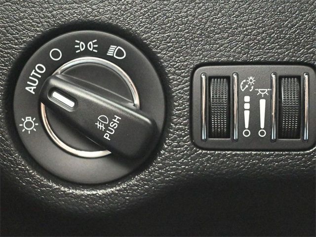 2018 Chrysler 300 300S RWD - 22936925 - 31