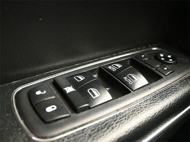 2018 Chrysler 300 300S RWD - 22936925 - 32