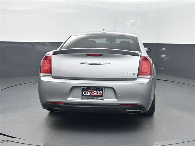 2018 Chrysler 300 300S RWD - 22936925 - 33
