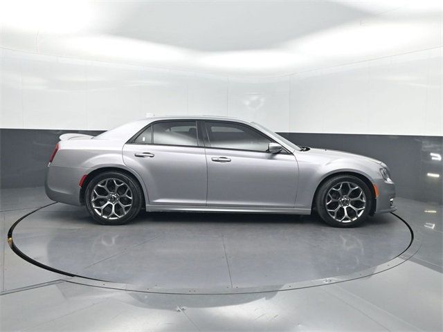 2018 Chrysler 300 300S RWD - 22936925 - 35