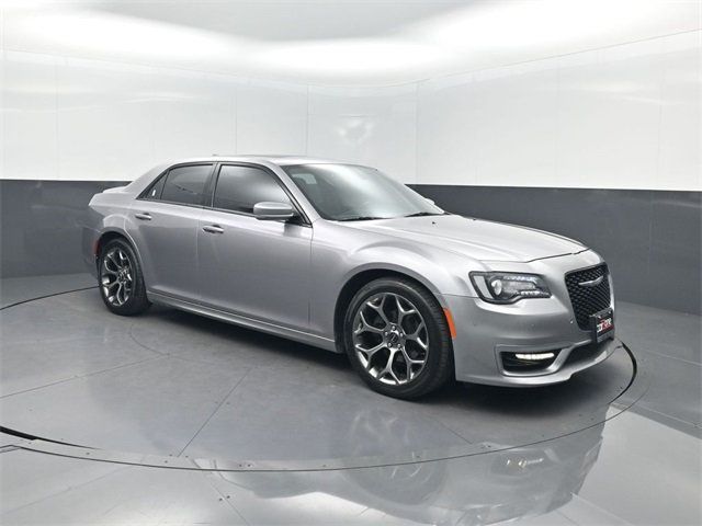 2018 Chrysler 300 300S RWD - 22936925 - 36