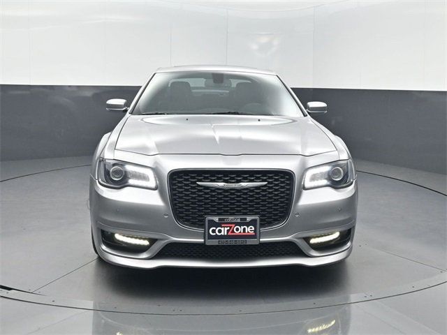 2018 Chrysler 300 300S RWD - 22936925 - 37