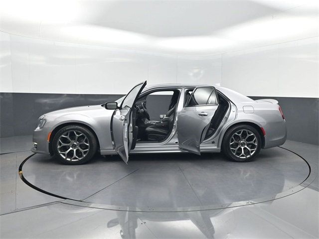 2018 Chrysler 300 300S RWD - 22936925 - 39