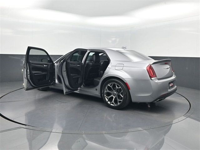 2018 Chrysler 300 300S RWD - 22936925 - 40