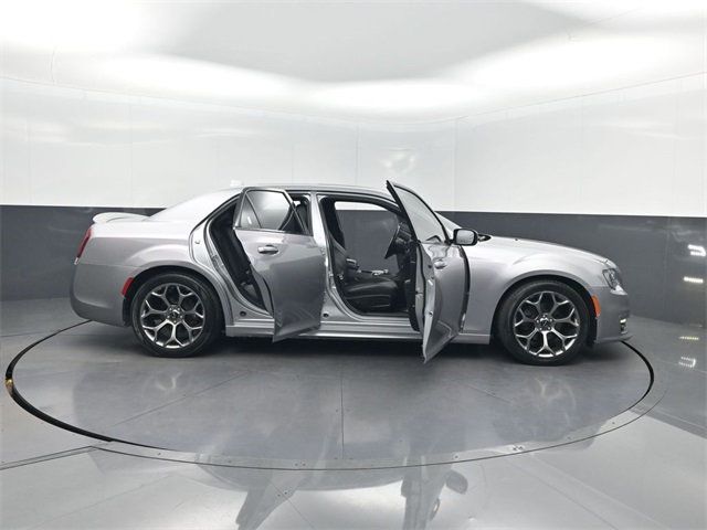 2018 Chrysler 300 300S RWD - 22936925 - 41