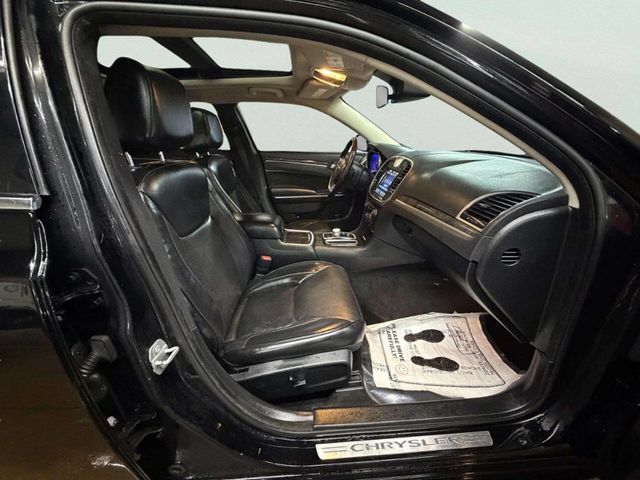 2018 Chrysler 300 Limited AWD - 22979987 - 30