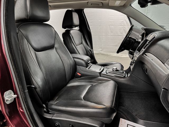 2018 Chrysler 300 Limited AWD - 23010396 - 11