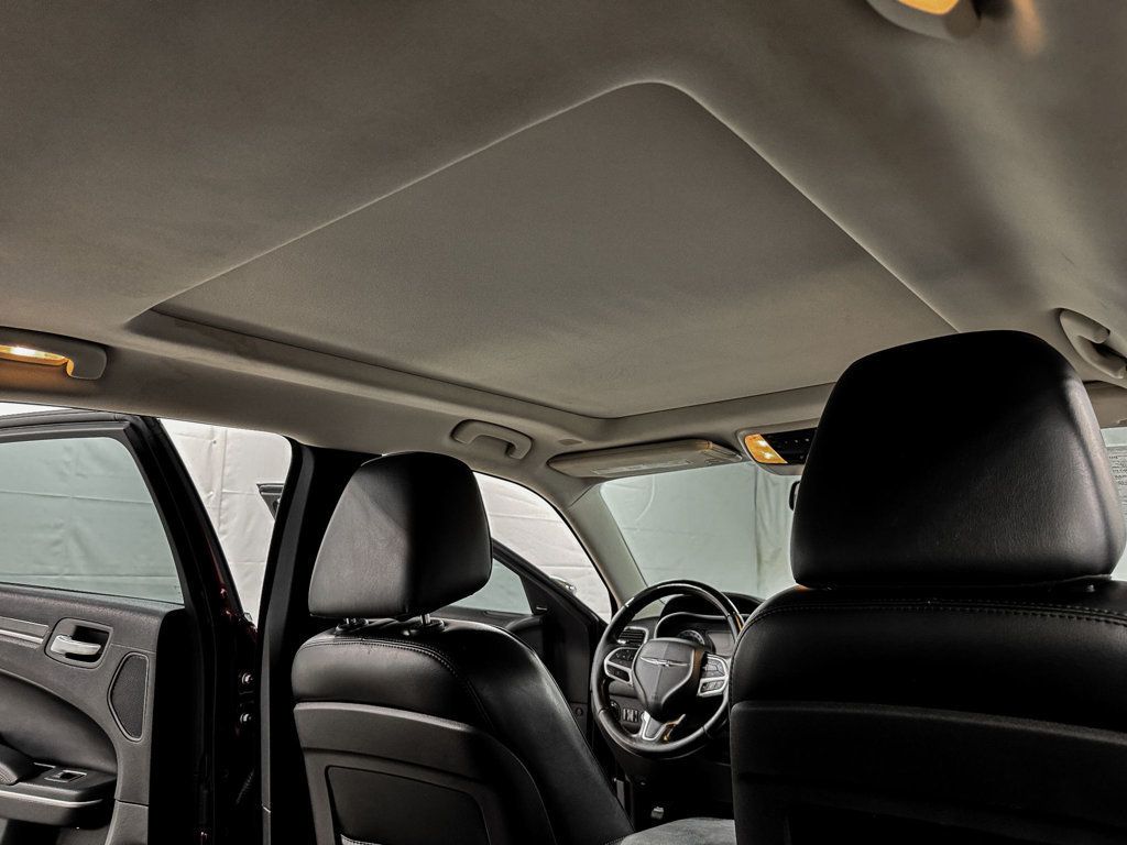 2018 Chrysler 300 Limited AWD - 23010396 - 12