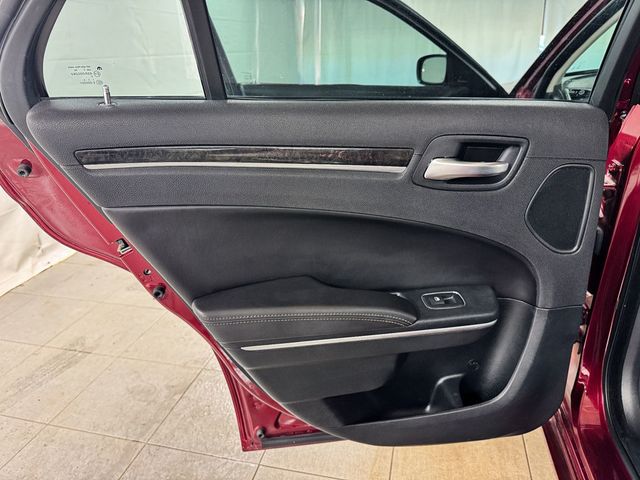 2018 Chrysler 300 Limited AWD - 23010396 - 15