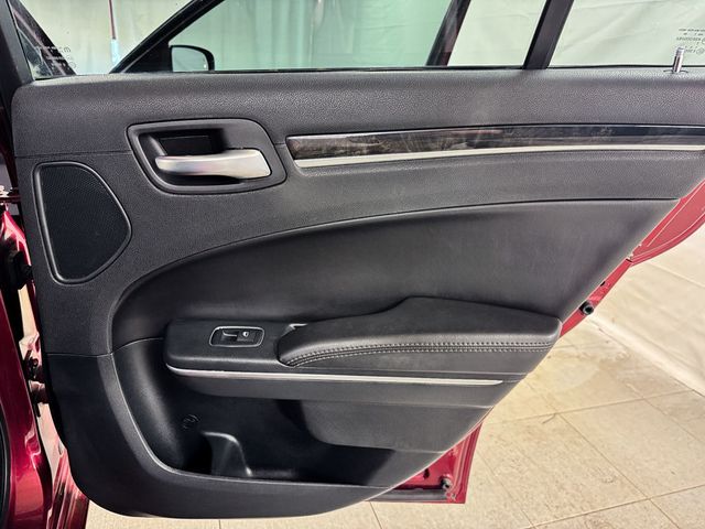 2018 Chrysler 300 Limited AWD - 23010396 - 16