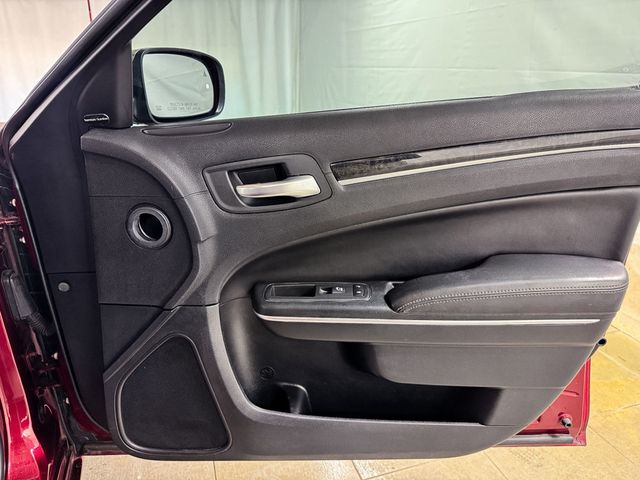 2018 Chrysler 300 Limited AWD - 23010396 - 17
