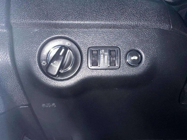 2018 Chrysler 300 Limited RWD - 22945884 - 25