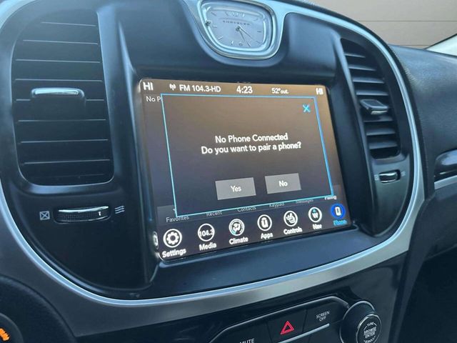 2018 Chrysler 300 Limited RWD - 22945884 - 35