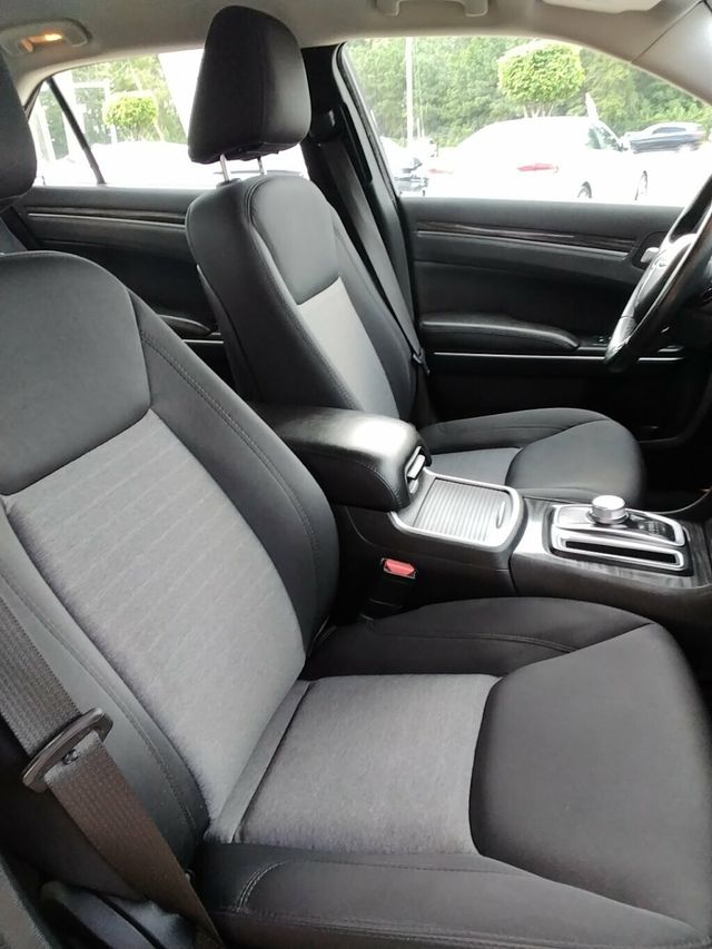 2018 Chrysler 300 LOW LOW MILES - 23072653 - 10