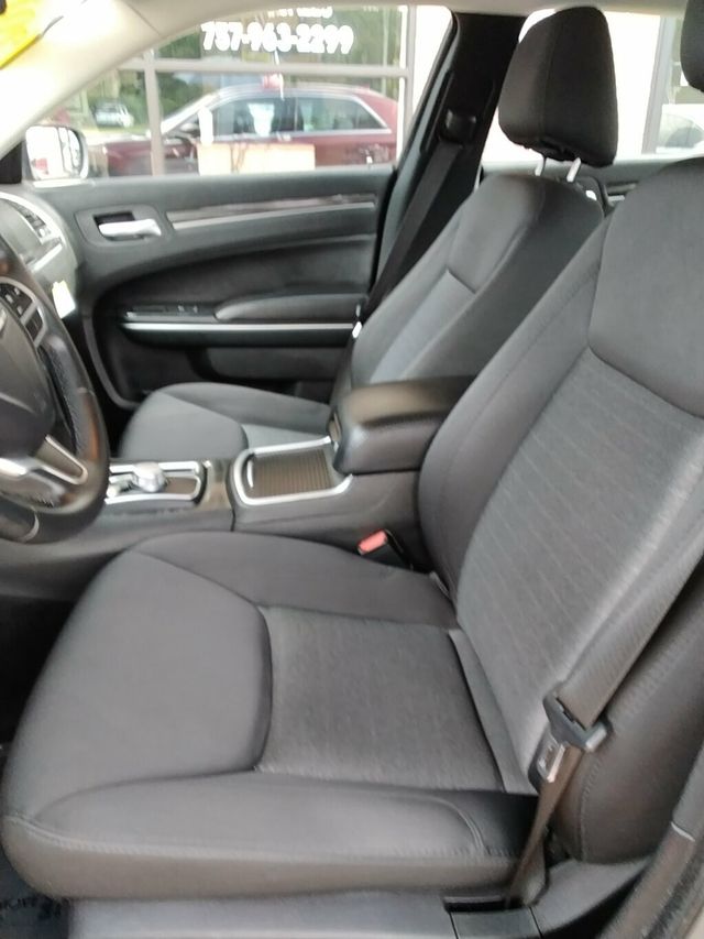 2018 Chrysler 300 LOW LOW MILES - 23072653 - 6