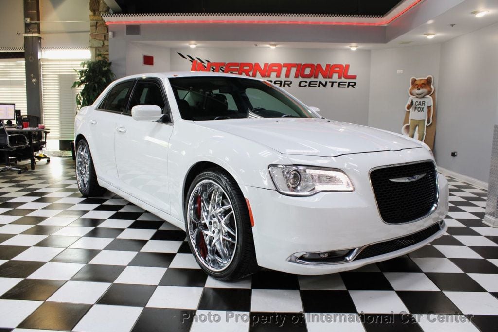 2018 Chrysler 300 Touring photo 1