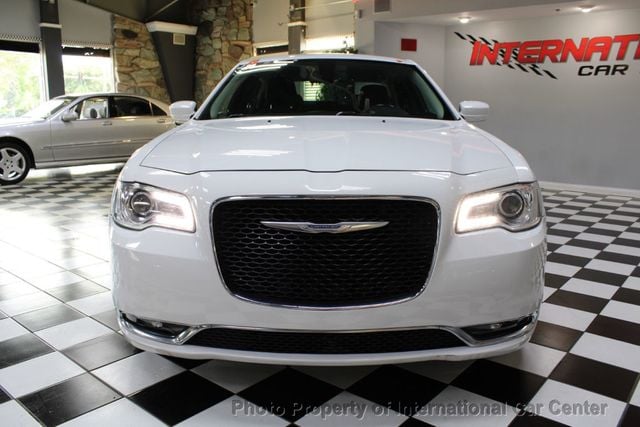 2018 Chrysler 300 Touring photo 13