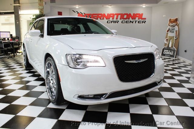 2018 Chrysler 300 Touring photo 3