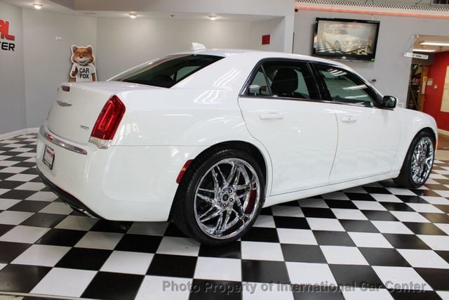 2018 Chrysler 300 Touring photo 6