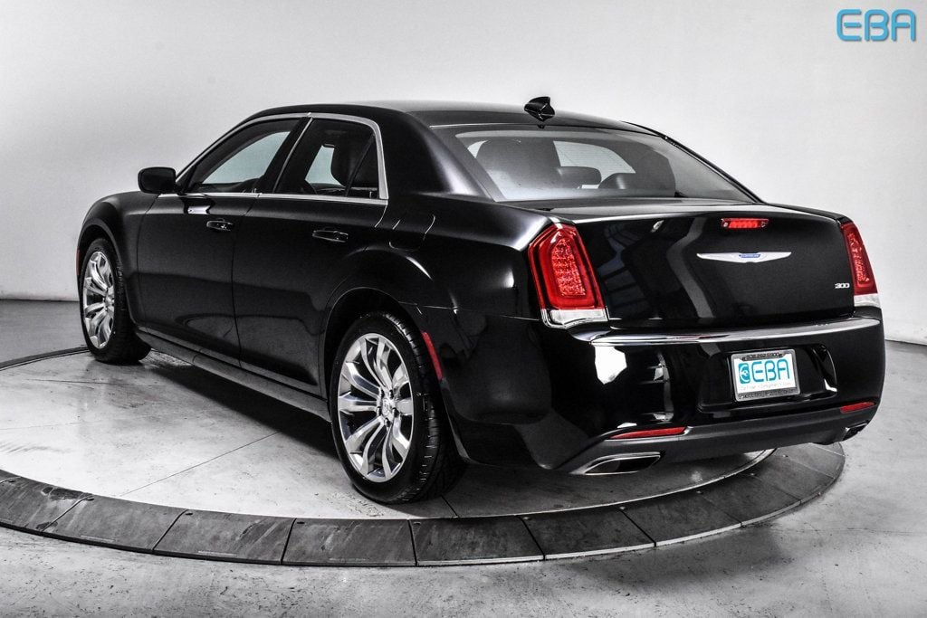 2018 Chrysler 300 Touring - 22765220 - 3