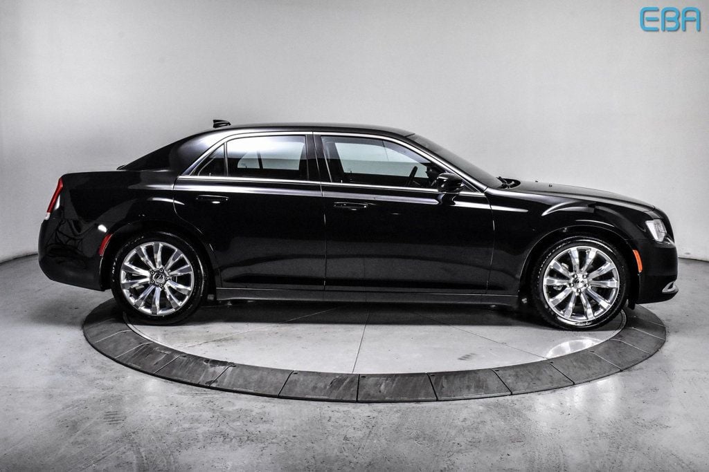 2018 Chrysler 300 Touring - 22765220 - 6