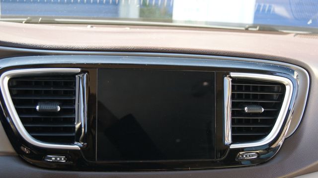 2018 Chrysler Pacifica 3 MONTH WARRAN1 OWNER,JUST SERVICED , VERY CLEAN INSIDE AND OUT  - 22984970 - 12