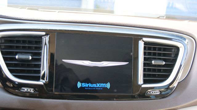 2018 Chrysler Pacifica 3 MONTH WARRAN1 OWNER,JUST SERVICED , VERY CLEAN INSIDE AND OUT  - 22984970 - 13