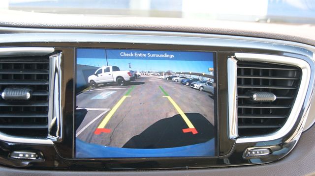 2018 Chrysler Pacifica 3 MONTH WARRAN1 OWNER,JUST SERVICED , VERY CLEAN INSIDE AND OUT  - 22984970 - 14