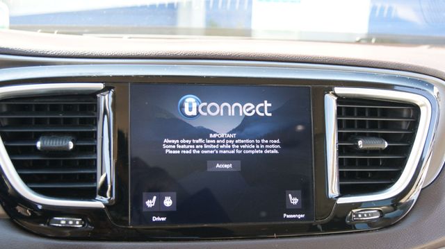 2018 Chrysler Pacifica 3 MONTH WARRAN1 OWNER,JUST SERVICED , VERY CLEAN INSIDE AND OUT  - 22984970 - 15