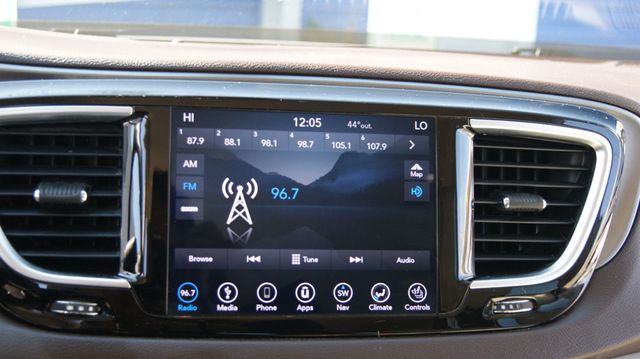 2018 Chrysler Pacifica 3 MONTH WARRAN1 OWNER,JUST SERVICED , VERY CLEAN INSIDE AND OUT  - 22984970 - 16