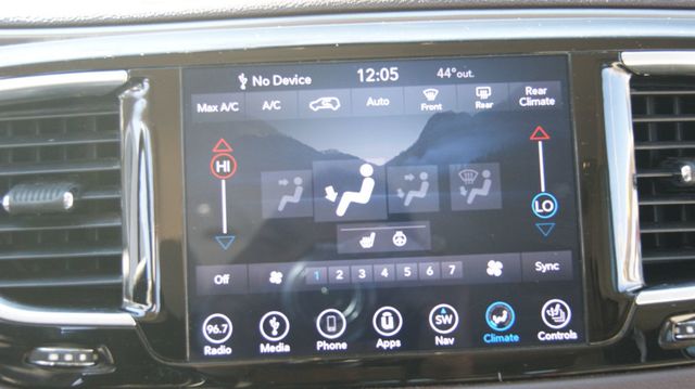 2018 Chrysler Pacifica 3 MONTH WARRAN1 OWNER,JUST SERVICED , VERY CLEAN INSIDE AND OUT  - 22984970 - 22