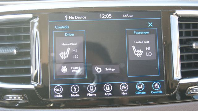 2018 Chrysler Pacifica 3 MONTH WARRAN1 OWNER,JUST SERVICED , VERY CLEAN INSIDE AND OUT  - 22984970 - 23