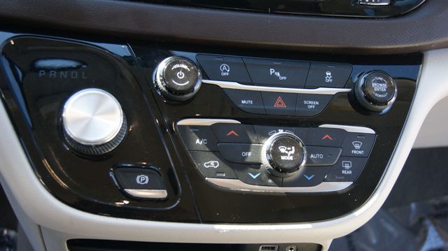 2018 Chrysler Pacifica 3 MONTH WARRAN1 OWNER,JUST SERVICED , VERY CLEAN INSIDE AND OUT  - 22984970 - 24