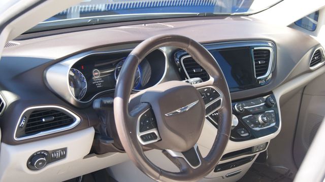 2018 Chrysler Pacifica 3 MONTH WARRAN1 OWNER,JUST SERVICED , VERY CLEAN INSIDE AND OUT  - 22984970 - 27