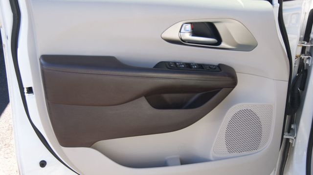 2018 Chrysler Pacifica 3 MONTH WARRAN1 OWNER,JUST SERVICED , VERY CLEAN INSIDE AND OUT  - 22984970 - 32