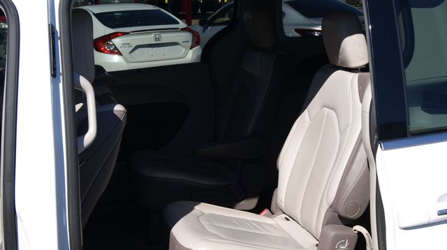 2018 Chrysler Pacifica 3 MONTH WARRAN1 OWNER,JUST SERVICED , VERY CLEAN INSIDE AND OUT  - 22984970 - 37