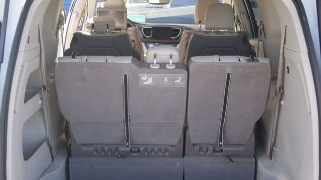 2018 Chrysler Pacifica 3 MONTH WARRAN1 OWNER,JUST SERVICED , VERY CLEAN INSIDE AND OUT  - 22984970 - 41