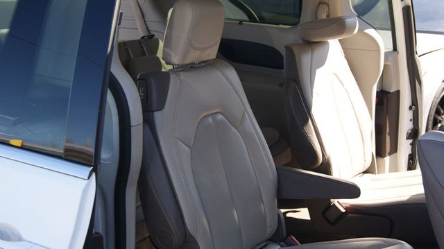 2018 Chrysler Pacifica 3 MONTH WARRAN1 OWNER,JUST SERVICED , VERY CLEAN INSIDE AND OUT  - 22984970 - 46